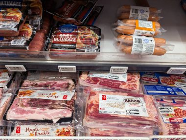 Kanada, 20 Eylül 2025: Paketlenmiş domuz pastırması, sosis, sosis ve işlenmiş et ürünleri seçimi
