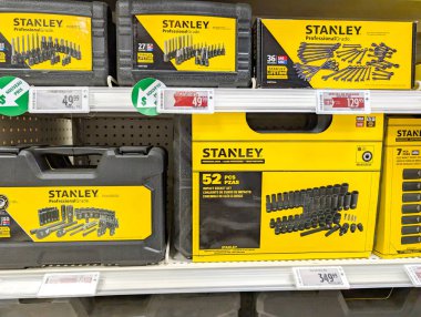 Quebec, Kanada, 15 Temmuz 2025: Stanley aracı mağaza raflarında fiyat etiketleriyle açıkça gösteriliyor