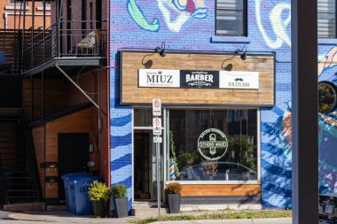 Kanada, 11 Ekim 2025: Berber dükkanı sokak girişi mavi duvar resimleri park işareti yok.