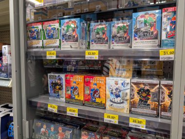 Kanada, 11 Ekim 2025: Perakende mağazalarının vitrinlerinin arkasındaki hokey kart kutuları