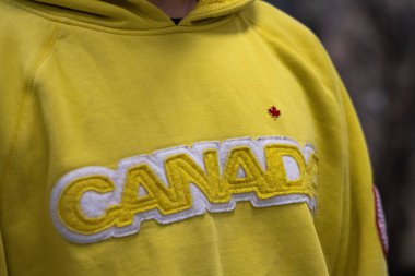 Kanada, 29 Eylül 2025: Açık sarı kapüşonlu kırmızı akçaağaç yaprağıyla Kanada 'yı gururla sergiliyor