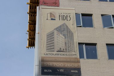 Quebec, Kanada, 05 Temmuz 2025: Şehir inşaat projesinin şantiyesinde yeni apartman ilanı