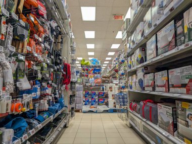 Kanada, 08 Temmuz 2025: Kamp gereksinimleri iyi organize edilmiş bir mağaza koridorunun raflarına dizildi