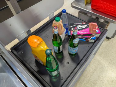 Quebec, Kanada, 12 Temmuz 2025: İçkiler ve dondurmalı sandviç kutularıyla market kasası