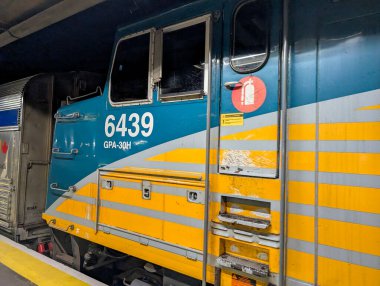 Quebec, Kanada, 07 Temmuz 2025: Mavi ve sarı tren lokomotifi kapalı bir istasyonda park halinde