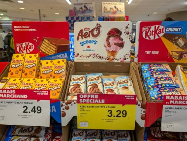 Kanada, 04 Temmuz 2025: Markette özel indirimli renkli çikolata sergisi