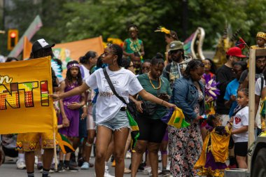 Quebec, Kanada, 05 Temmuz 2025: Neşe, kültür, çocuklar ve geleneklerle dolu renkli topluluk geçidi