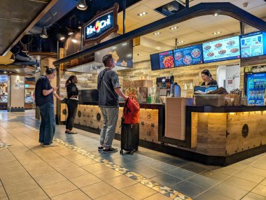 Kanada, 07 Temmuz 2025: Meşgul bir Kore restoranında insanlar kuyrukta bekliyor