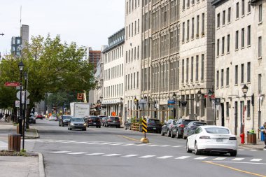 Kanada, 05 Temmuz 2025: Tarihi şehir caddesi eski binalar ve geçen arabalarla dolu