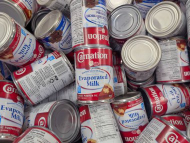 Kanada, 20 Eylül 2025: Karanfil Yığını buharlaştırılmış süt kutuları tatil pişirmeye hazır