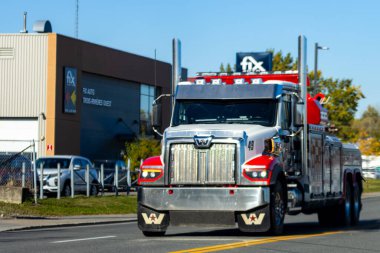 Kanada, 11 Ekim 2025: Büyük ağır yük kamyonu otomobil tamirhanesinden sakince geçti