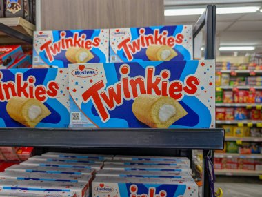 Kanada, 27 Temmuz 2025: Meşgul bakkal reyonundaki rafta Twinkies atıştırmalık kekler