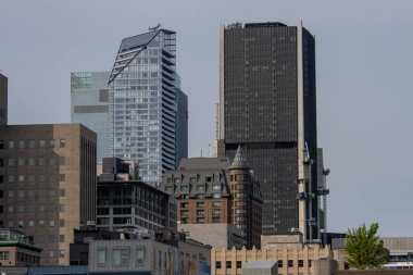 Quebec, Kanada, 05 Temmuz 2025: Modern cam gökdelenler ve tarihi binalar açık gökyüzü altında kontrast