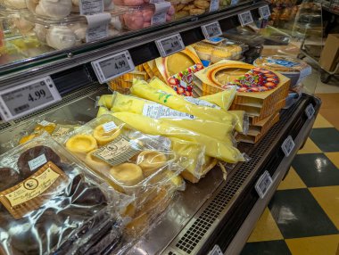 Kanada, 13 Ekim 2025: Market soğutmalı kutuda sergilenen paketlenmiş tatlı ve hamur işlerinin renkli çeşitleri