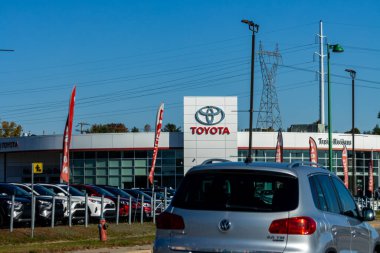 Kanada, 11 Ekim 2025: Toyota galerisi otomobil inşaatı ve Volkswagen ile dolu.