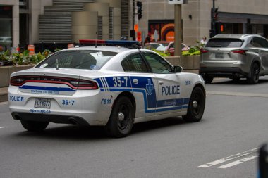 Quebec, Kanada, 05 Temmuz 2025: Montreal polis aracı gündüz vakti şehir caddesine park edildi