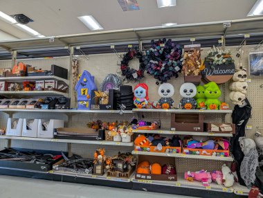 Kanada, 11 Ekim 2025: Cadılar Bayramı süslemeleri, balkabakları, kafatasları, sonbahar çelenkleri, peluş oyuncaklar, mağaza rafları