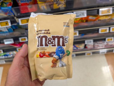 Kanada, 02 Kasım 2025: Markette El Tutuşu Almond Çikolata M ve Bayan Candy