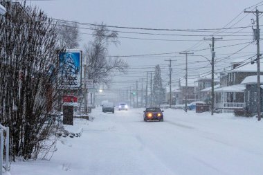 Kanada, 10 Kasım 2025: Karla kaplı caddeler arabalar, evler, elektrik hatları, yoğun kar yağışı