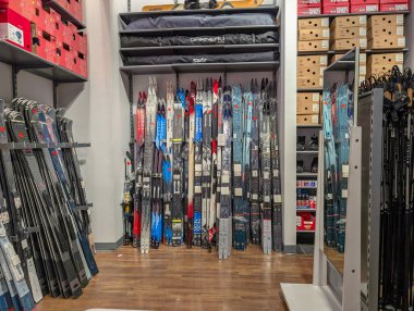 Kanada, 08 Kasım 2025: Kayak, bot, depolama raflarının yer aldığı kış spor malzemeleri mağazası