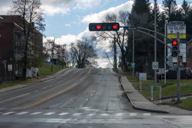 Kanada, 08 Kasım 2025: Trafik ışıkları bulutlu gökyüzünün altındaki boş yolda arabaları durdurdu