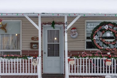 Kanada, 13 Kasım 2025: Karla kaplı veranda Noel ışıkları ve süsleriyle süslendi