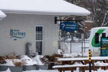 Kanada, Quebec, 16 Kasım 2025: Karlı La Tuque Quebec manzarasındaki kış turizm bilgi merkezi.