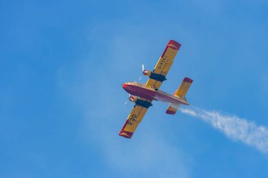 Kanada, 17 Ekim 2025: Su bombardıman uçağı gökyüzüne doğru sisli izler bırakıyor