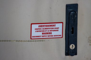 Quebec, Kanada, 05 Temmuz 2025: Metal dolap kapı mandalının bağlantısını kesme uyarısı