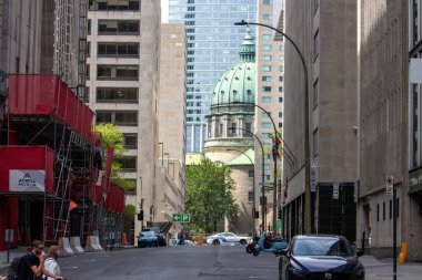 Quebec, Kanada, 05 Temmuz 2025: Kubbe, yapı iskelesi, insanlar, arabalar, polis varlığı ile kalabalık şehir caddesi