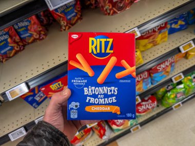 Kanada, 02 Kasım 2025: Market Koridorunda El Tutuşu Ritz Peyniri Atıştırmalık Kutusu
