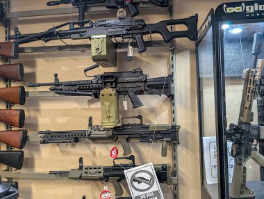 Kanada, 20 Temmuz 2025: Özel ateşli silah dükkanında çeşitli büyük tüfekler sergileniyor