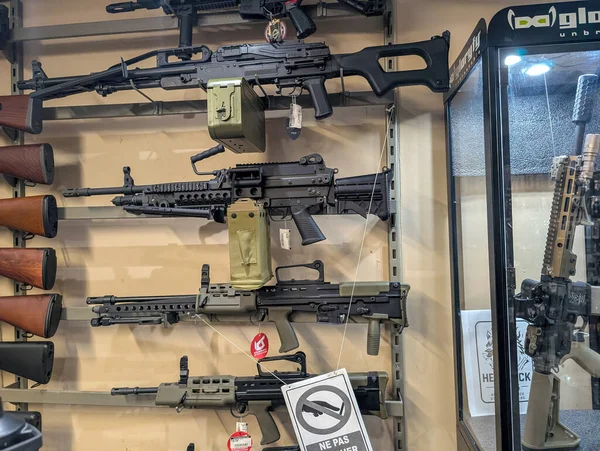 Kanada, 20 Temmuz 2025: Özel ateşli silah dükkanında çeşitli büyük tüfekler sergileniyor