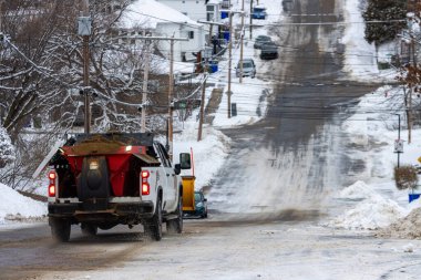 Kanada, 12 Kasım 2025: Tehlikeli fırtınadan sonra buz gibi kış yoluna kum saçan kamyon