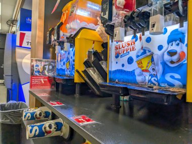 Quebec, Kanada, 09 Temmuz 2025: Marketteki buzlu içecek makinesinde mavi çizgi film köpek maskotu