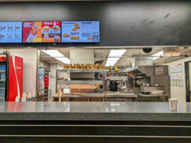 Quebec, Kanada, 07 Temmuz 2025: Menü ekranlı fast food restoranı tezgahı ve içecek istasyonu