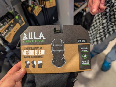 Kanada, 08 Kasım 2025: Merino karışımı kar maskesi ile illüstrasyon, elbise mağazasında düzenlendi