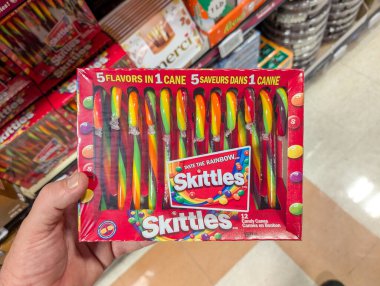 Kanada, Quebec, 13 Kasım 2025: Açık renkli Skittles şeker çubukları festival süpermarket koridorunda sergilendi