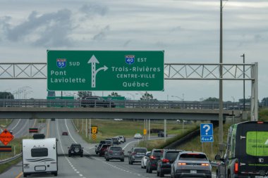 Quebec, Kanada, 20 Temmuz 2025: Trafiği Trois Rivieres Quebec ve Pont Laviolette 'e yönlendiren otoyol tabelası
