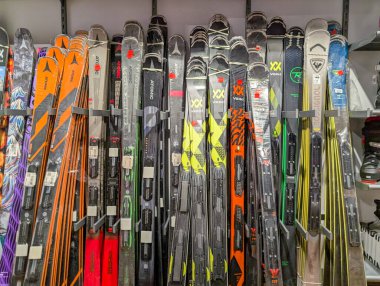 Kanada, 08 Kasım 2025: Renkli kayak takımı kış sporları mağazasında dikey olarak sergileniyor