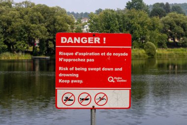 Kanada, 26 Temmuz 2025: Kızıl Tehlike işareti nehir suyuyla boğulma riski hakkında uyarı.