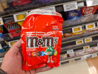 Kanada, 02 Kasım 2025: Market şeker reyonunda fıstık ezmeli şeker paketi