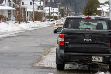Kanada, Quebec, 27 Kasım 2025: Siyah Ford Maverick Quebec 'teki karlı kış sokağına park etti