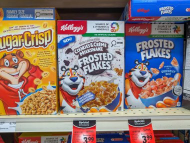 Kanada, Quebec, 29 Kasım 2025: Çizgi film maskotu aromalı mısır gevreği kutuları ve promosyon etiketleri belirgin bir şekilde gösteriliyor