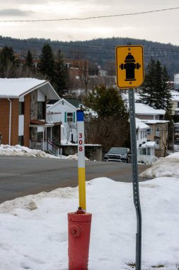 Kanada, Quebec, 27 Kasım 2025: Kar, caddeyi yangın musluğu ve yangın musluğu işareti ile kapladı