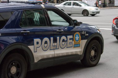 Kanada, Quebec, 05 Temmuz 2025: Montreal polis aracı yoğun trafik sırasında şehir caddesine park edildi