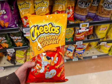 Kanada, Quebec, 28 Kasım 2025: Market vitrininde el ele tutuşan Cheetos gevreği