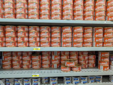 Kanada, Quebec, 08 Kasım 2025: Süpermarket raflarında düzgünce düzenlenmiş jambon konserveleri, jambon ürünleri sergileniyor