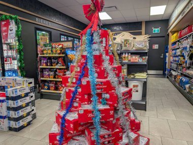Kanada, Quebec, 30 Kasım 2025: Bayram bira kutusu sergisi Noel ağacı süsü şeklinde
