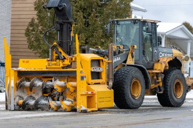 Kanada, Quebec, 27 Kasım 2025: Karlı caddeyi temizleyen büyük sarı kar püskürtücü